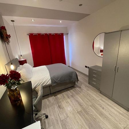 Letzi Premium Cozy Retreat Private En-Suite Rooms, Wembley Londyn Zewnętrze zdjęcie