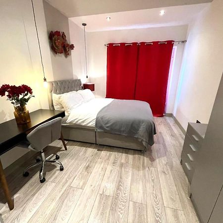 Letzi Premium Cozy Retreat Private En-Suite Rooms, Wembley Londyn Zewnętrze zdjęcie